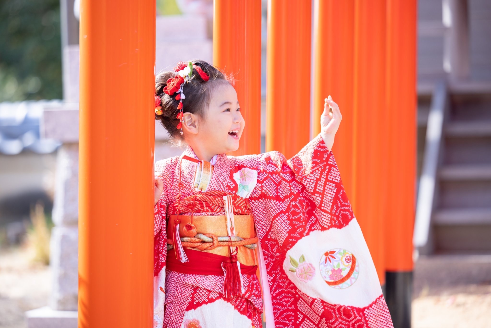 鳥居から顔をのぞかせる子供